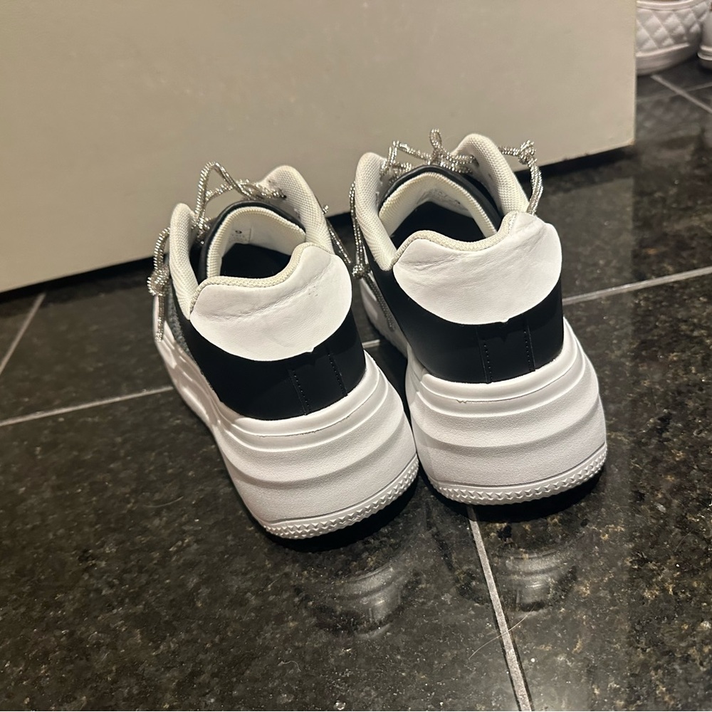 Like new Bernese Diamond Sneakers - Picture 2 of 3